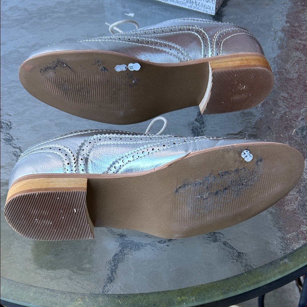 Metallic Silver Brogue Flats 8.5 Women’s - Picture 6 of 7